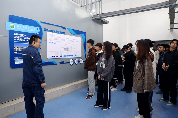 首批学生走进学校节能节水示范基地参观学习