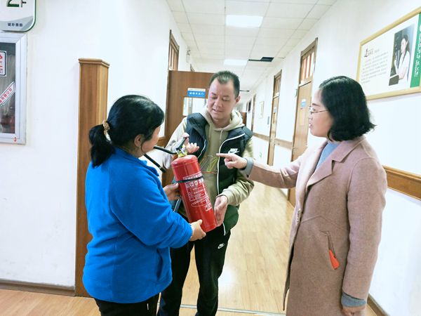 检查灭火器.jpg