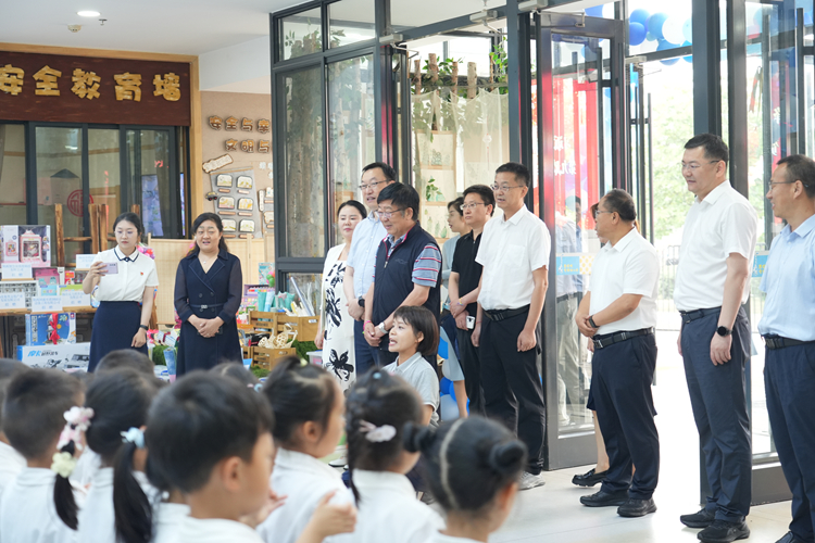 3 观看节目表演.jpg