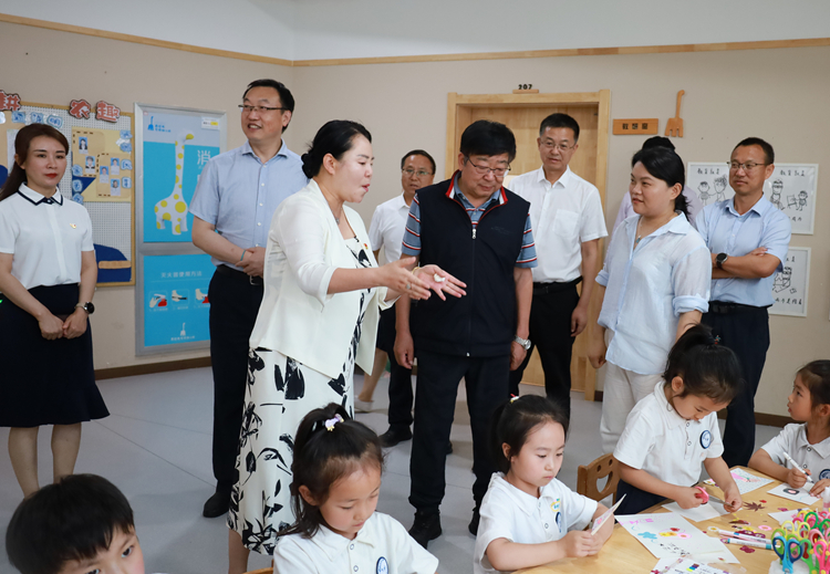 5 风景园林艺术学院教师指导幼儿做干花作品.jpg