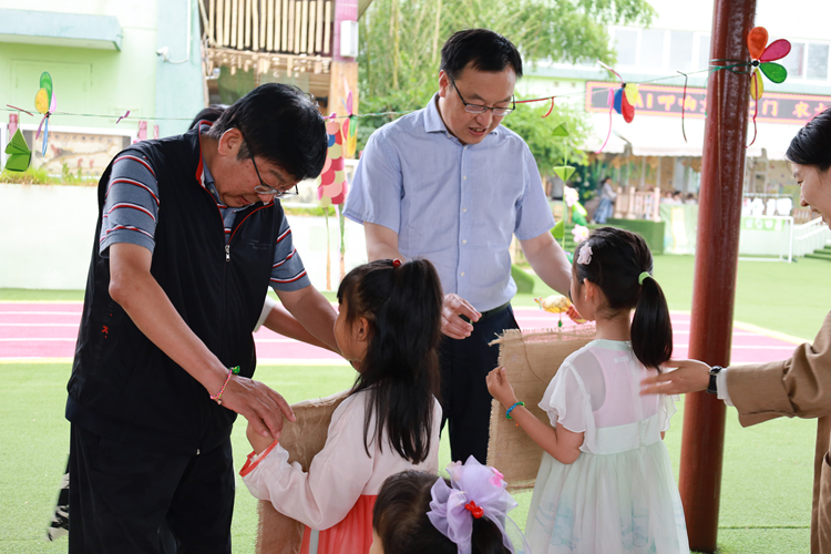 2 校长与幼儿交流作品.jpg