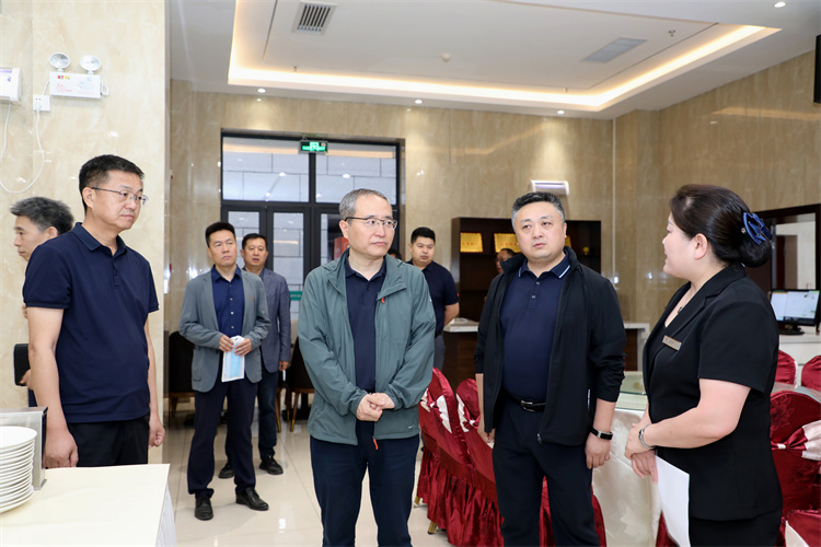 校党委副书记、纪委书记陈红深入一线调研指导后勤服务保障工作