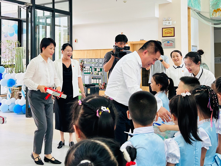 1 示范区领导赠送礼物.jpg