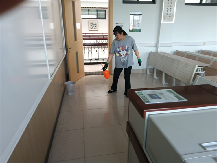 南校区一号教学楼教室地面消毒.jpg