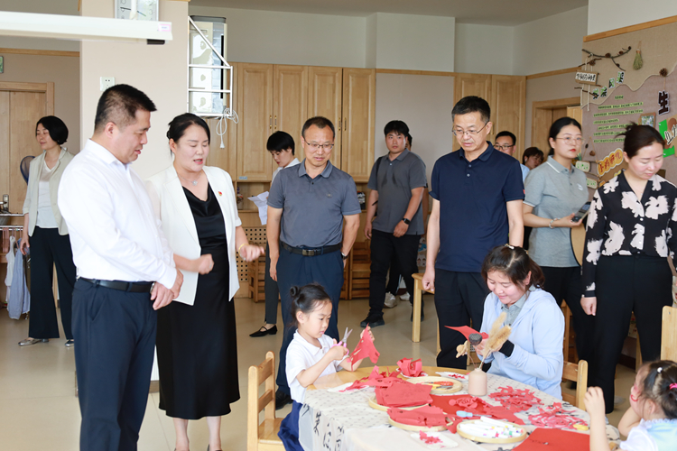 3 走进班级查勘幼儿活动.jpg