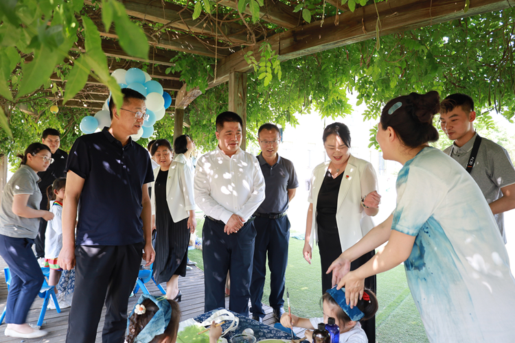 4 欣赏幼儿蓝晒工艺作品.jpg