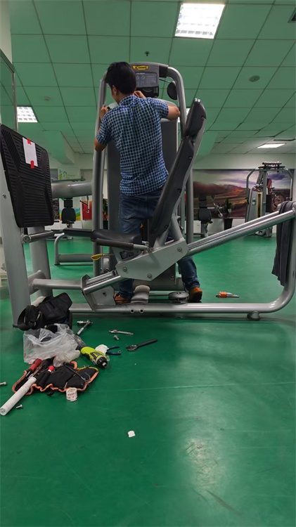 体育馆健身设备腿部力量器械维修.jpg