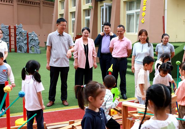 2 王德连一行观看幼儿自主游戏活动.jpeg