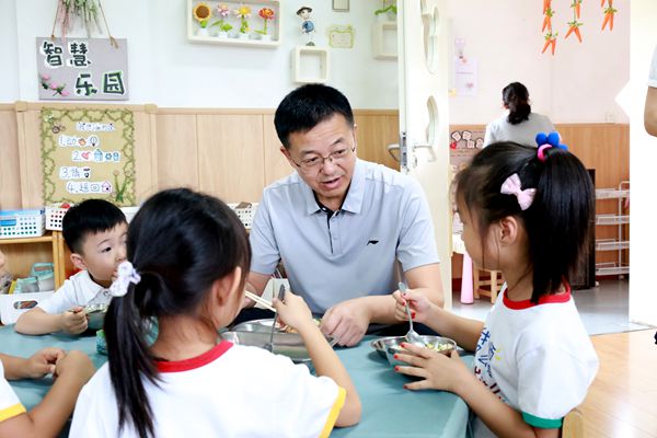 3 王德连处长陪餐.jpg