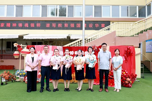 5 慰问西农园教师代表.jpg