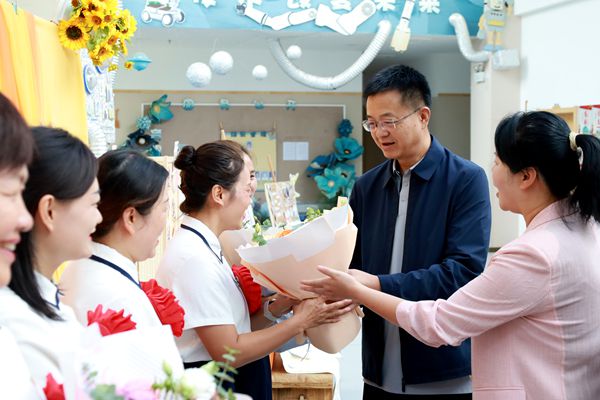 1 王德连为教师代表送上鲜花.jpg