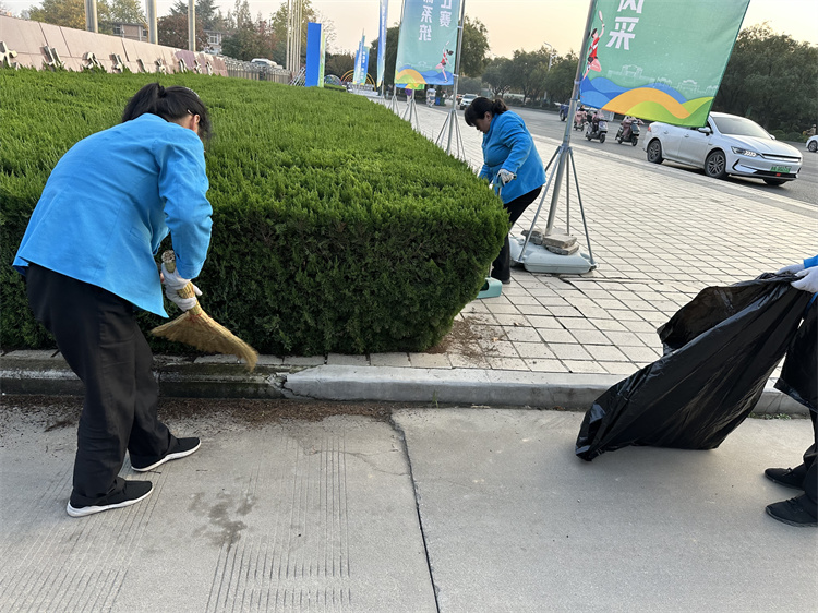 场馆外围花坛清扫.jpg