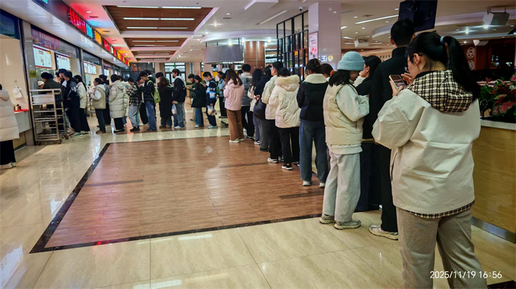 学生排队.jpg