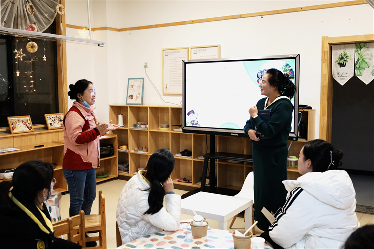 5 王绯主任与家长交流.jpg