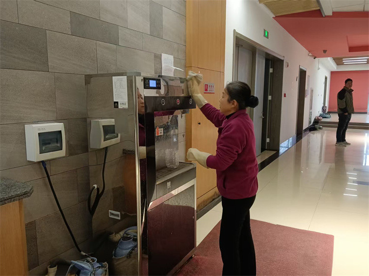 南校区三号教学楼擦洗热水器.jpg