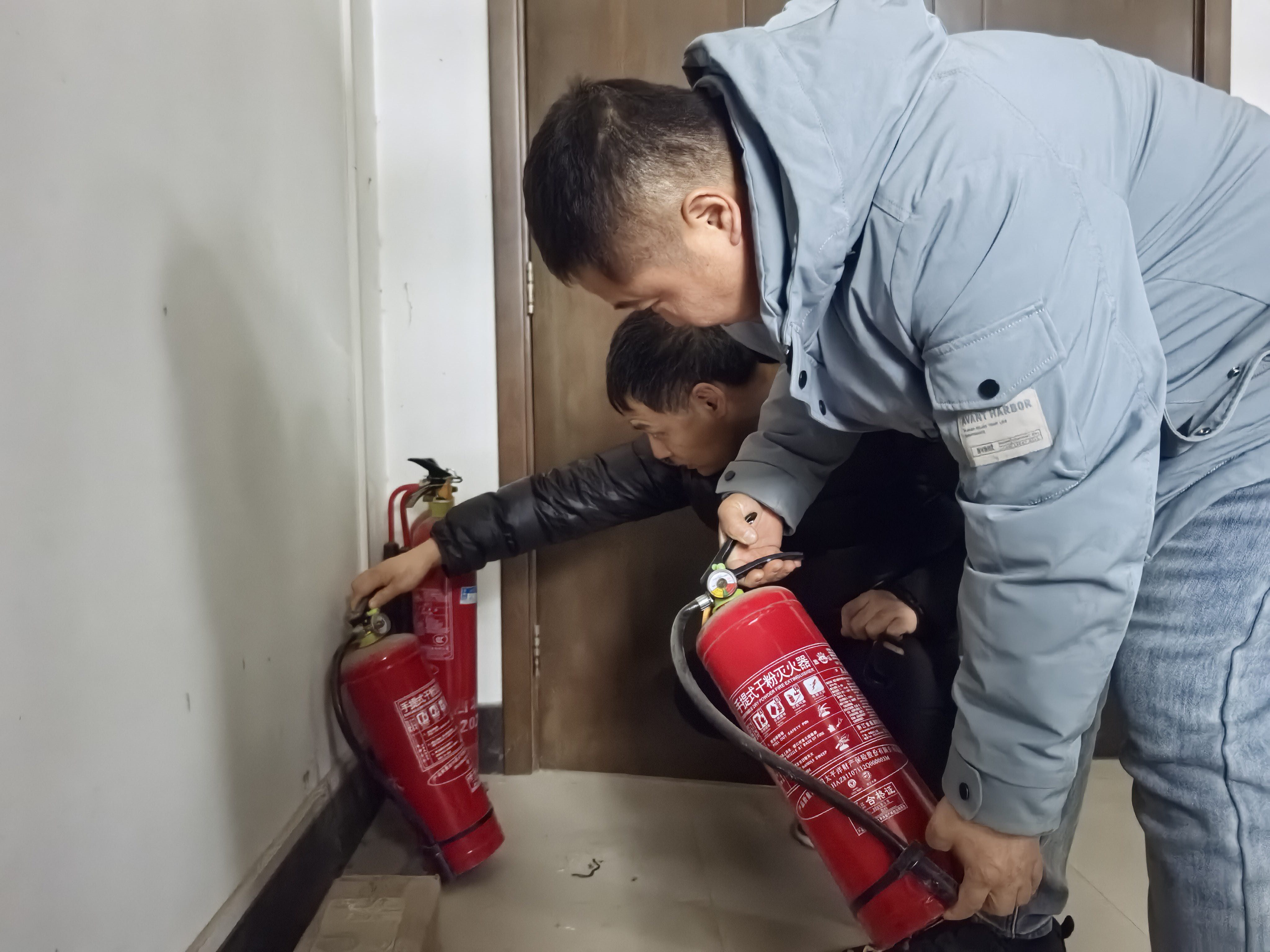 检查灭火器.jpg