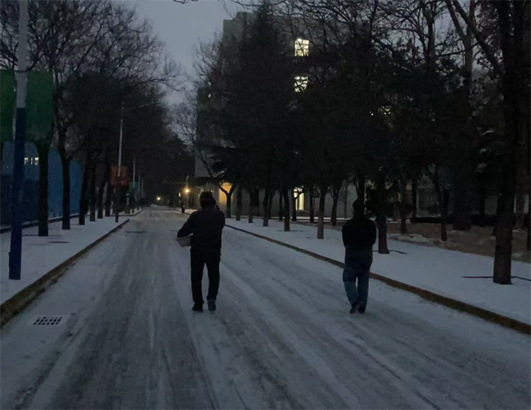 雪落校园齐守护&nbsp;全力清雪保畅通