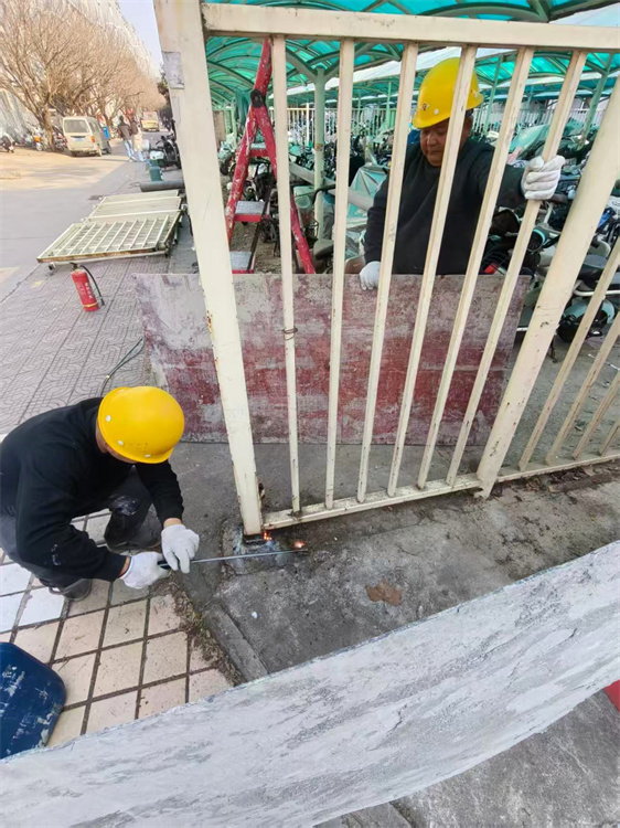 维修电动车车棚门.jpg