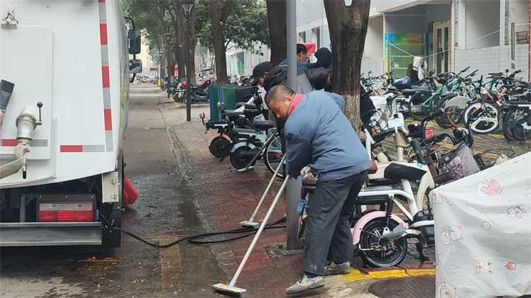 冲洗地面.jpg