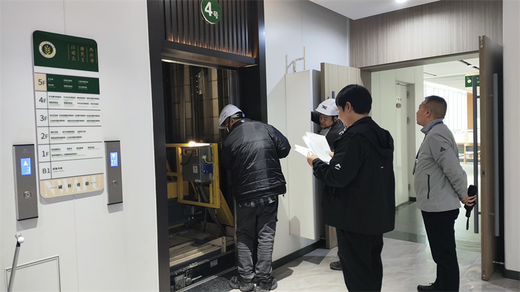 检查图书馆电梯电动松闸.jpg