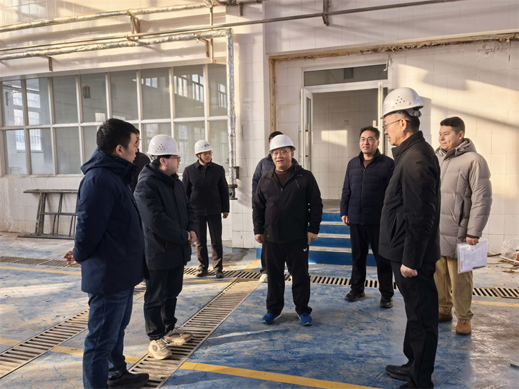 张海成副校长现场督导检查.jpg