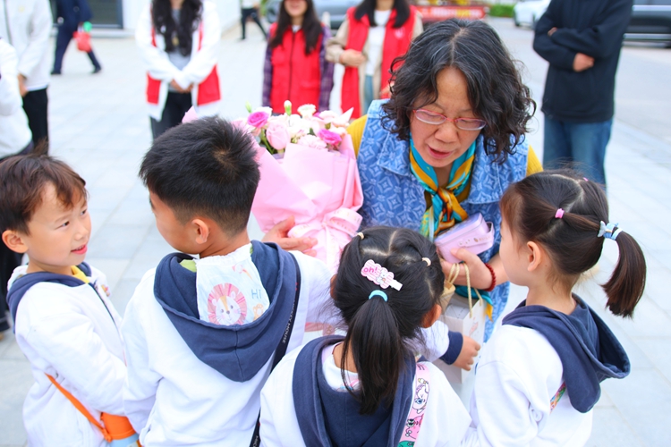1 孩子们向黄奶奶献花,致敬.jpg