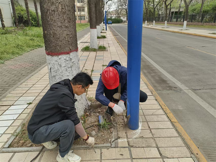 检修路灯.jpg