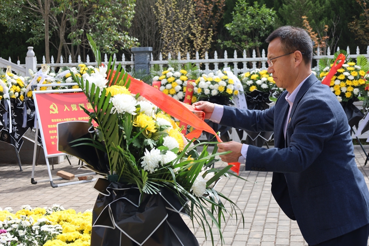 王力副处长整理花篮缎带.jpg