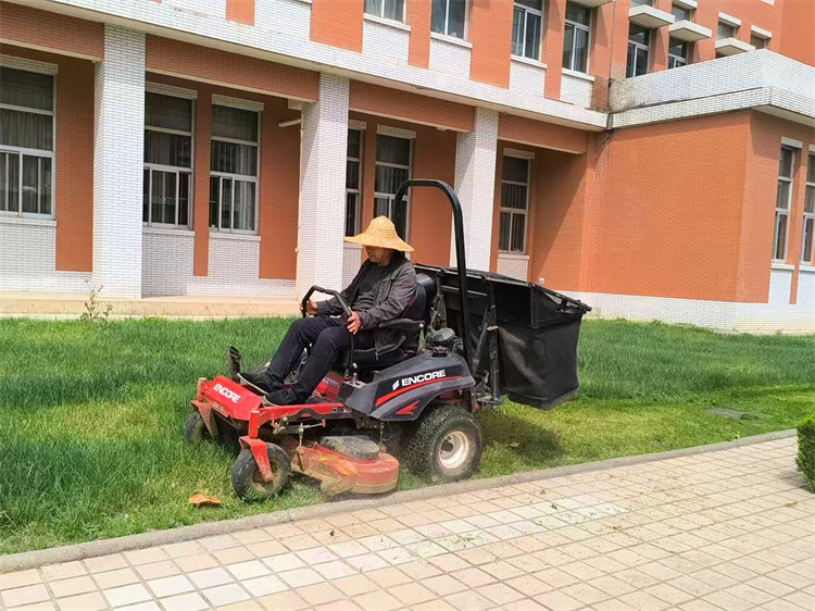 修剪草坪.jpg