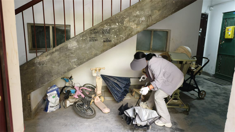 清理西安基地小区楼内杂物 (2).jpg