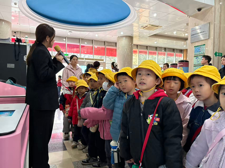 【幼教中心】科普启智&nbsp;科技润心：流动科技馆里的幼教新课堂