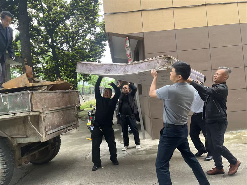 清理林苑小区大件垃圾.jpg