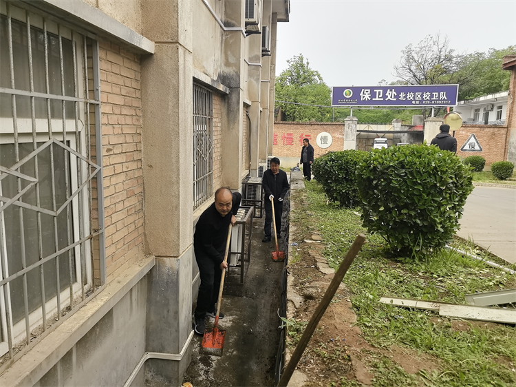 清理办公楼后淤泥.png
