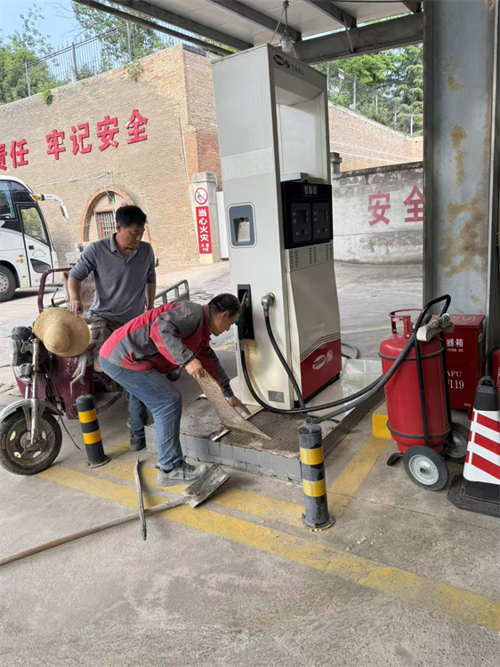修补加油区路面.jpg