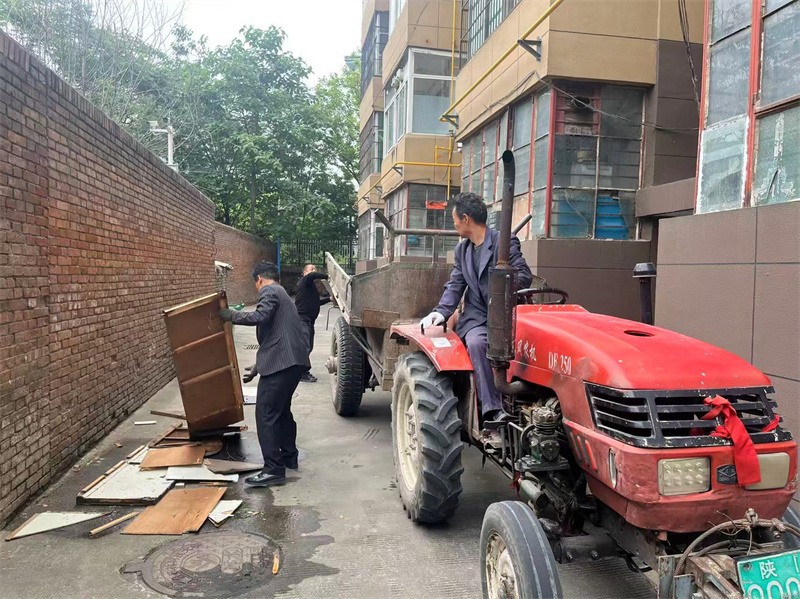 清理住宅区垃圾.jpg