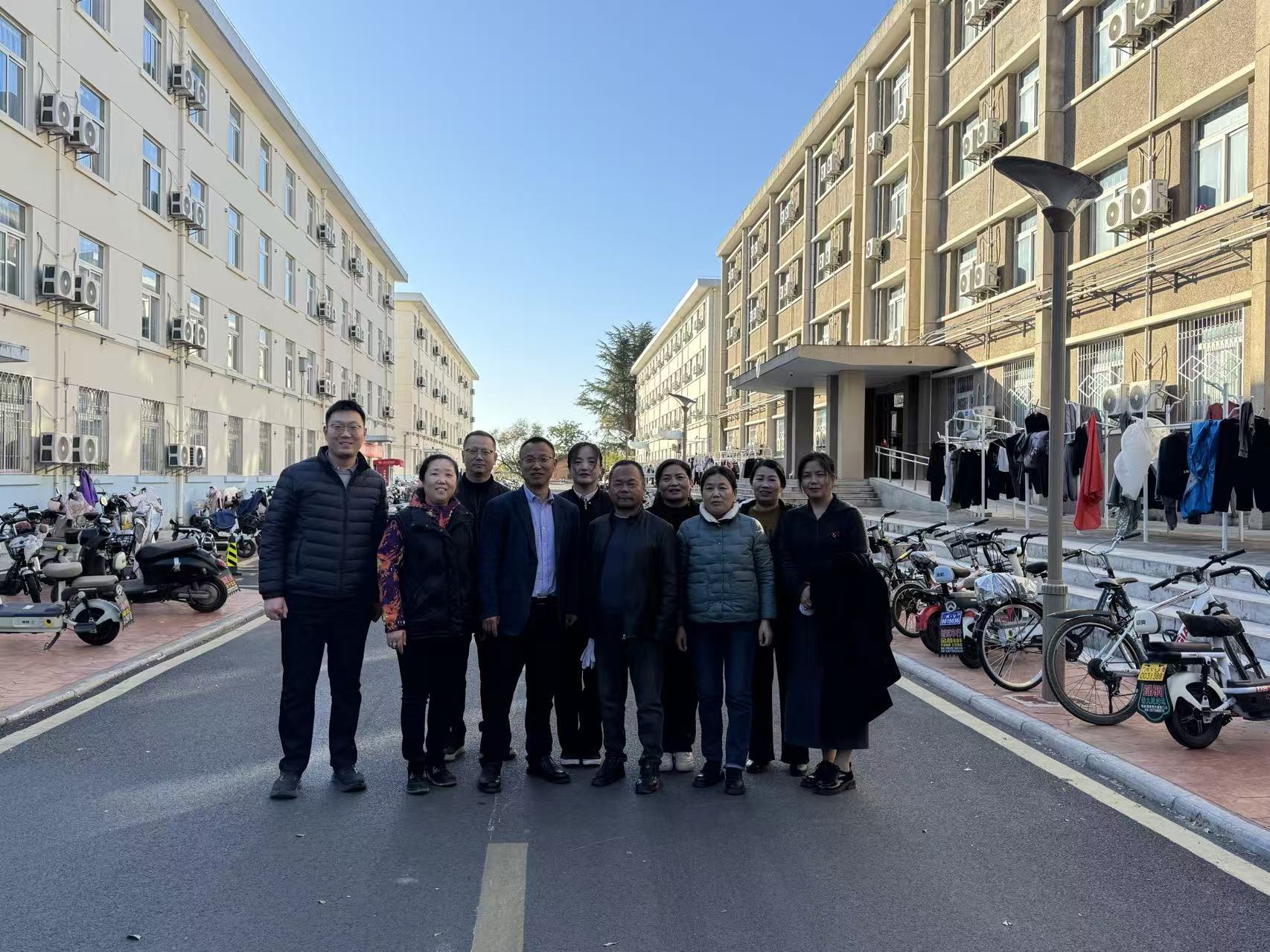 清扫北校西南区学生公寓周边环境.jpg
