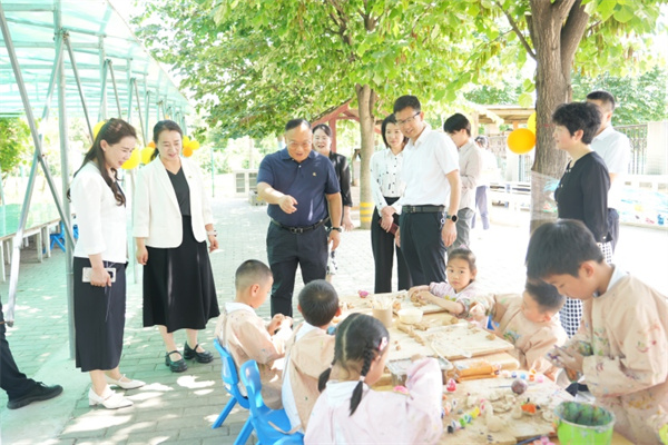 3 在三号院看幼儿手工.jpg