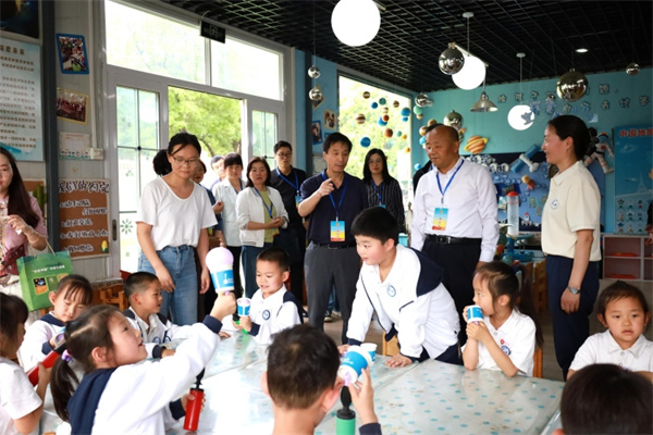 4观察幼儿科学小实验.jpg