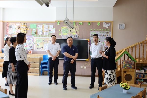 2 在幼儿活动室了解班级环境及设备.jpg