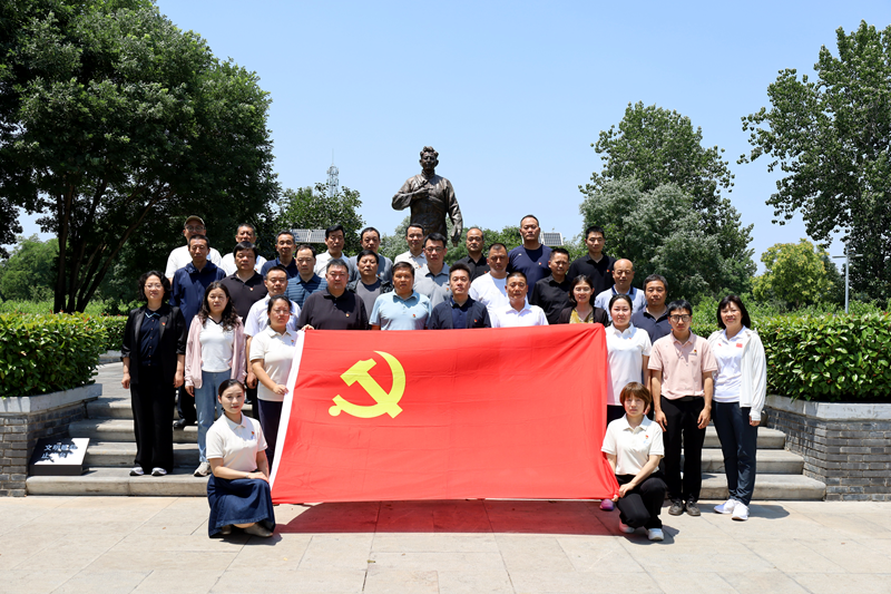 故居拿党旗.png