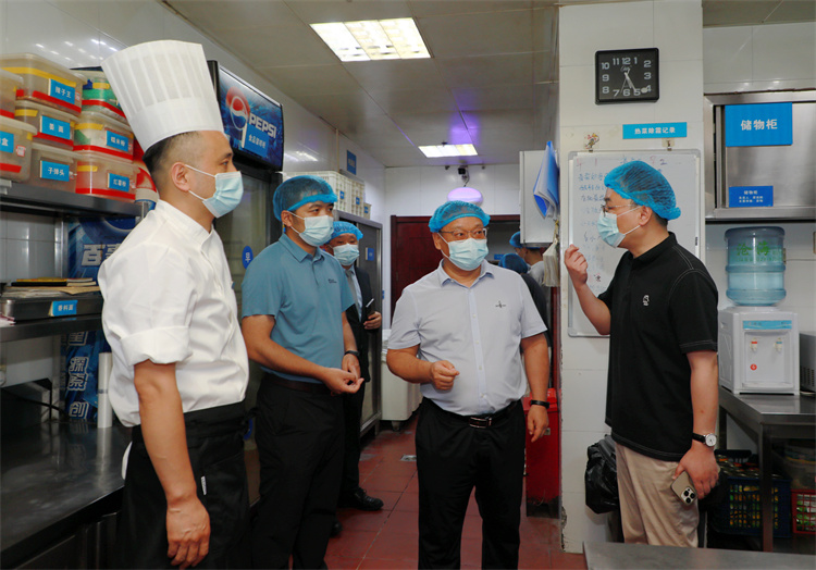 听取汇报.jpg