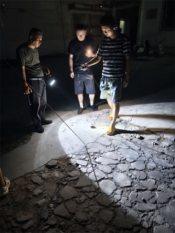夜间用自来水测漏仪测漏点.jpg