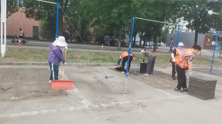 清理场地周围卫生.jpg