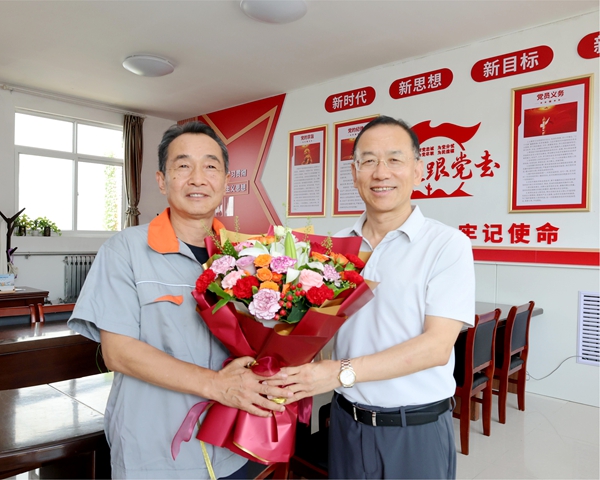 校党委副书记闫祖书看望慰问学校后勤服务保障一线工作党员代表汤军健同志