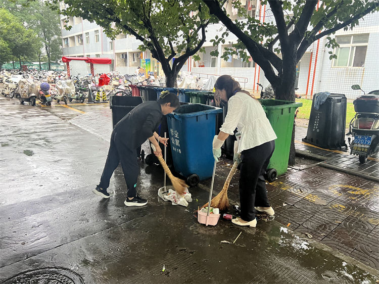 清扫公寓楼周边卫生.jpg