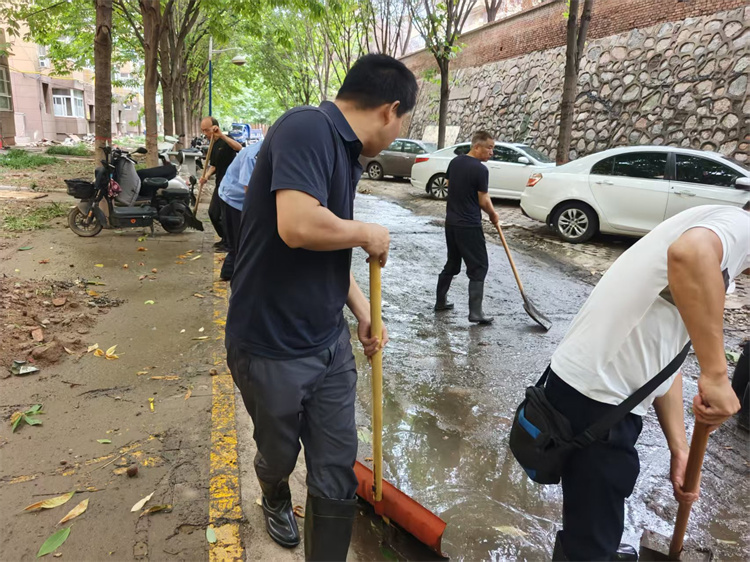 雨后清理东南区淤泥.jpg
