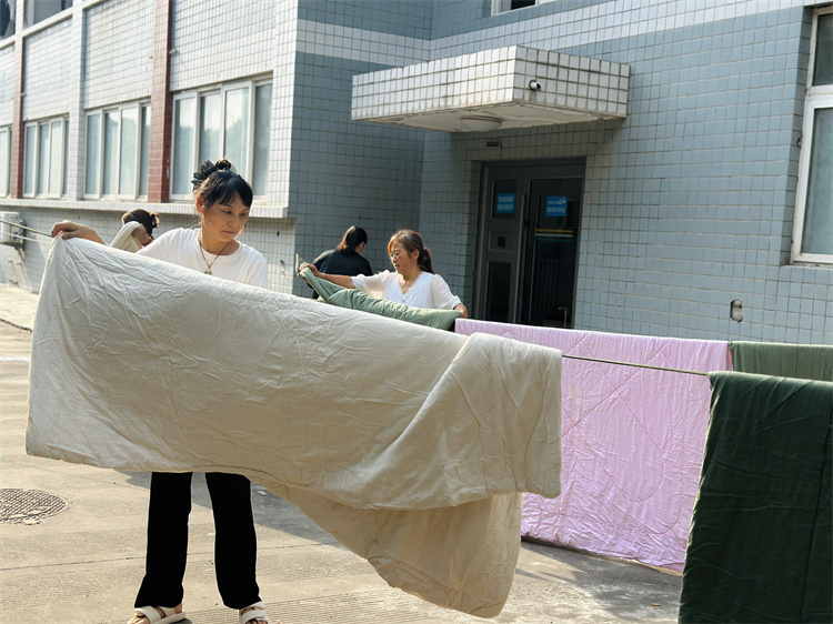 科学营活动完毕晾晒被褥.jpg