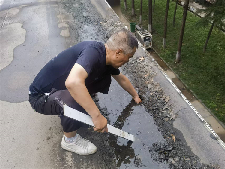 清掏屋面堵塞落水孔.jpg