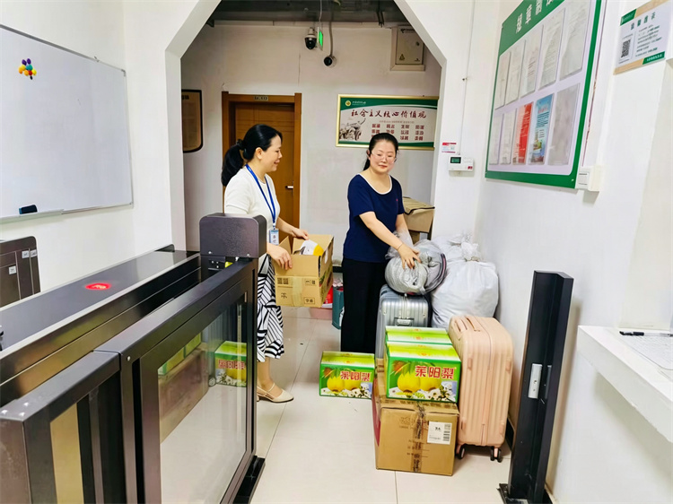 帮助学生搬运物品.jpg