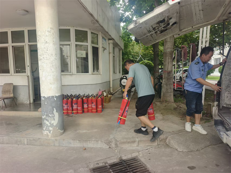更换住宅区灭火器2.jpg